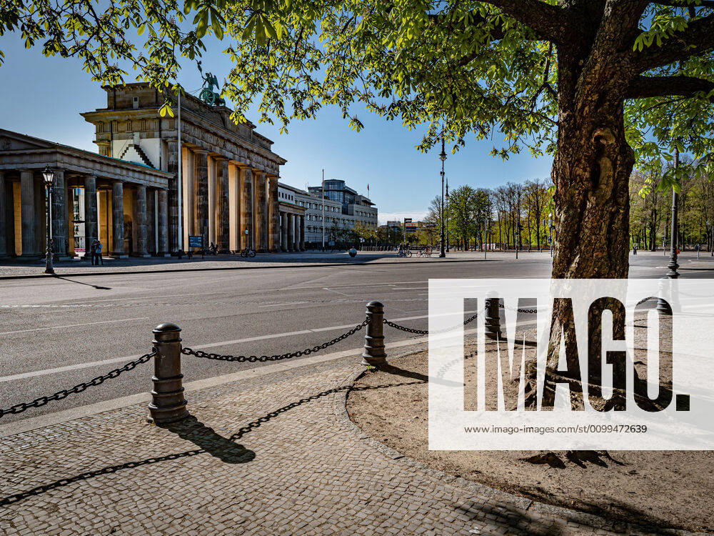 Berlin Mitte, Brandenburg Gate, Street Scene Berlin