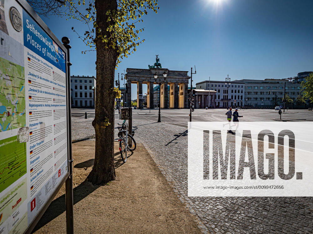 Berlin Mitte, Brandenburg Gate, Street Scene Berlin