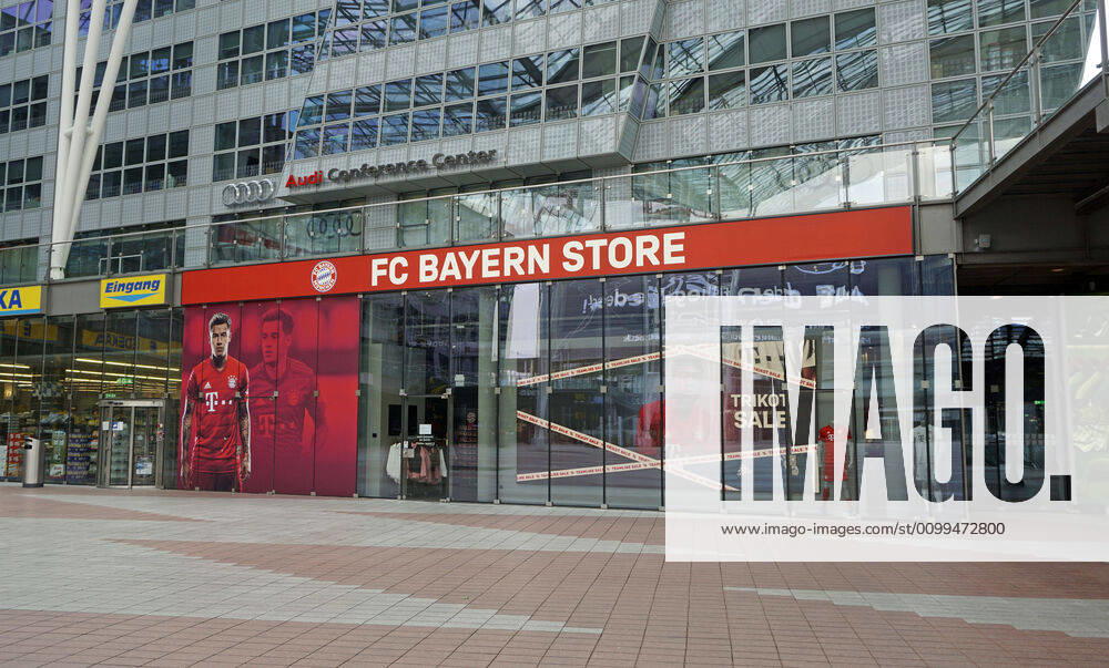 The Bavarian capital Munich in times of corona crisis Munich Airport on a Saturday afternoon, instead of thousands of passengers and vacationers the airport is now deserted MAC, München Airport Center, FC Bayern München Fanshop 19 04 2020, Bavarian capital Munich in times of corona 19 04 2020, Bavarian capital Munich in times of corona