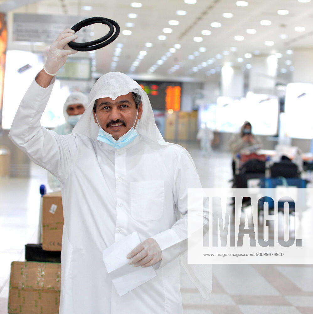 (200419) -- FARWANIYA GOVERNORATE, April 19, 2020 -- A Kuwaiti citizen expresses his joy and greetings after arriving at Kuwait International Airport in Farwaniya Governorate, Kuwait, April 19, 2020. Kuwait launched on Sunday its major airlift to bring home Kuwaitis stranded abroad due to the coronavirus pandemic. (Photo by Xinhua) KUWAIT-FARWANIYA GOVERNORATE-COVID-19-AIRPORT-REPATRIATION Asad