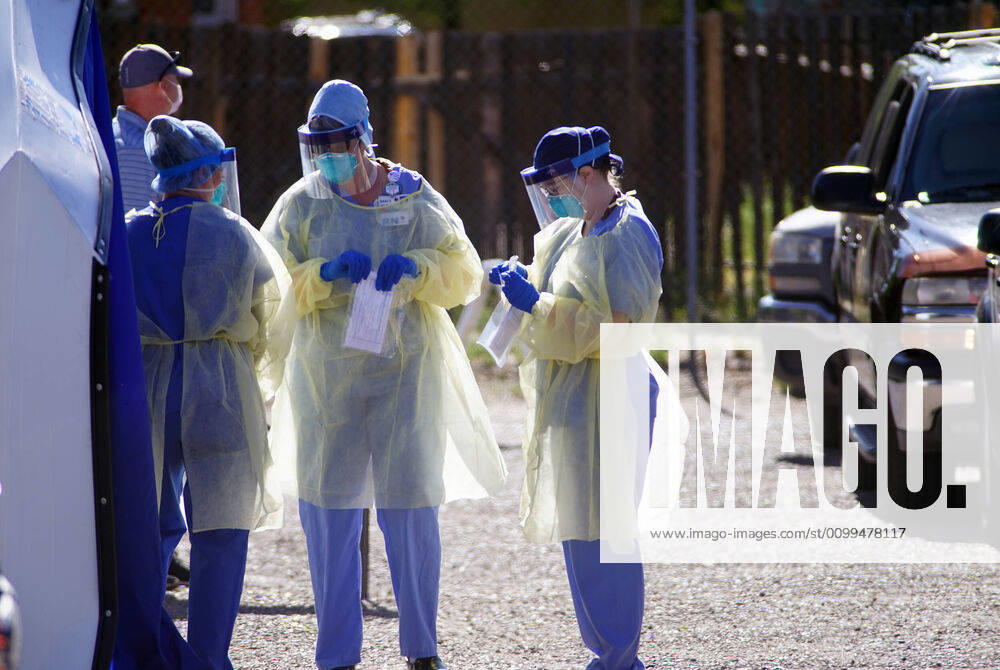 041920 ..Medical personnel performs a drive-thru Coronavirus Screening at Lovelace Hospital in Downtown Albuquerque l.Photographed on Sunday April 19, 2020.Adolphe Pierre-LouisJournal. Albuquerque USA - ZUMAab1_ 20200419_zaf_ab1_003