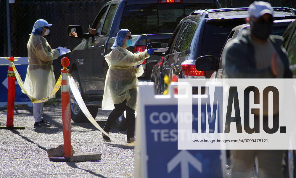 041920 ..Medical personnel performs a drive-thru Coronavirus Screening at Lovelace Hospital in Downtown Albuquerque l.Photographed on Sunday April 19, 2020.Adolphe Pierre-LouisJournal. Albuquerque USA - ZUMAab1_ 20200419_zaf_ab1_001