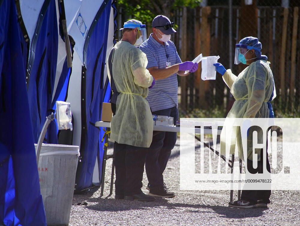 041920 ..Medical personnel performs a drive-thru Coronavirus Screening at Lovelace Hospital in Downtown Albuquerque l.Photographed on Sunday April 19, 2020.Adolphe Pierre-LouisJournal. Albuquerque USA - ZUMAab1_ 20200419_zaf_ab1_002