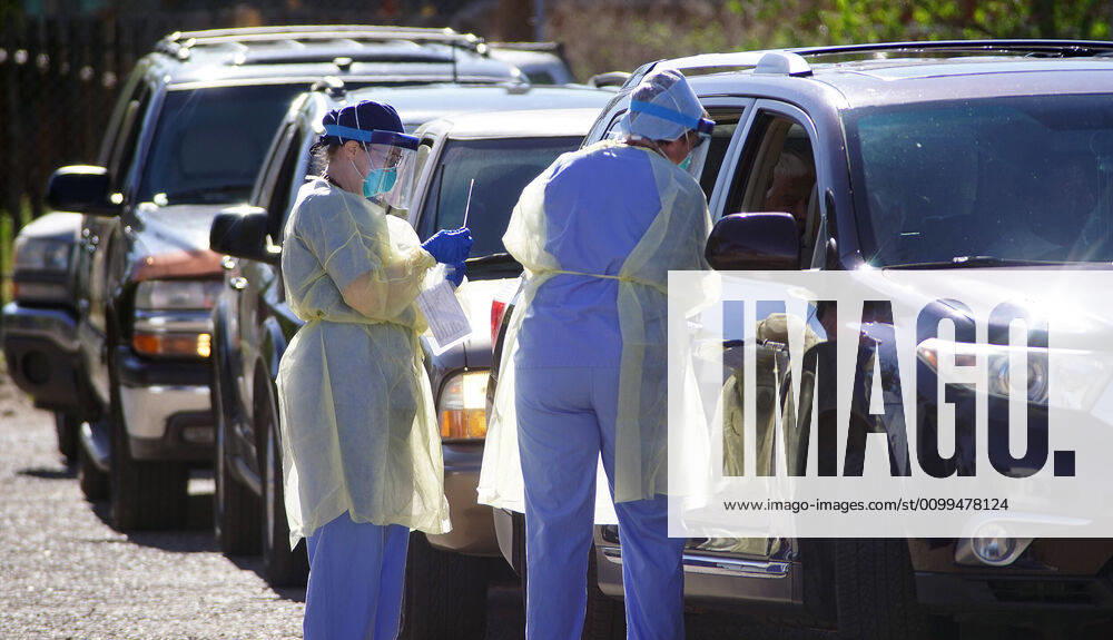041920 ..Medical personnel performs a drive-thru Coronavirus Screening at Lovelace Hospital in Downtown Albuquerque l.Photographed on Sunday April 19, 2020.Adolphe Pierre-LouisJournal. Albuquerque USA - ZUMAab1_ 20200419_zaf_ab1_005