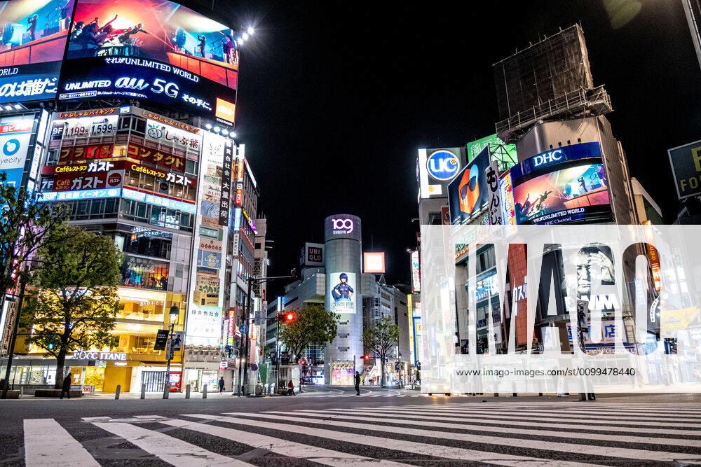 Lights off and restaurants are closed, around Shibuya area during the covid-19 crisis..The Japan government declared a state of emergency to cover the whole country and will continue until May 6. Tokyo governor, Yuriko Koike has asked restaurants and bars to be closed at 8pm as a preventive measure against COVID-2019. Tokyo Japan - ZUMAs197 20200419_zaa_s197_076