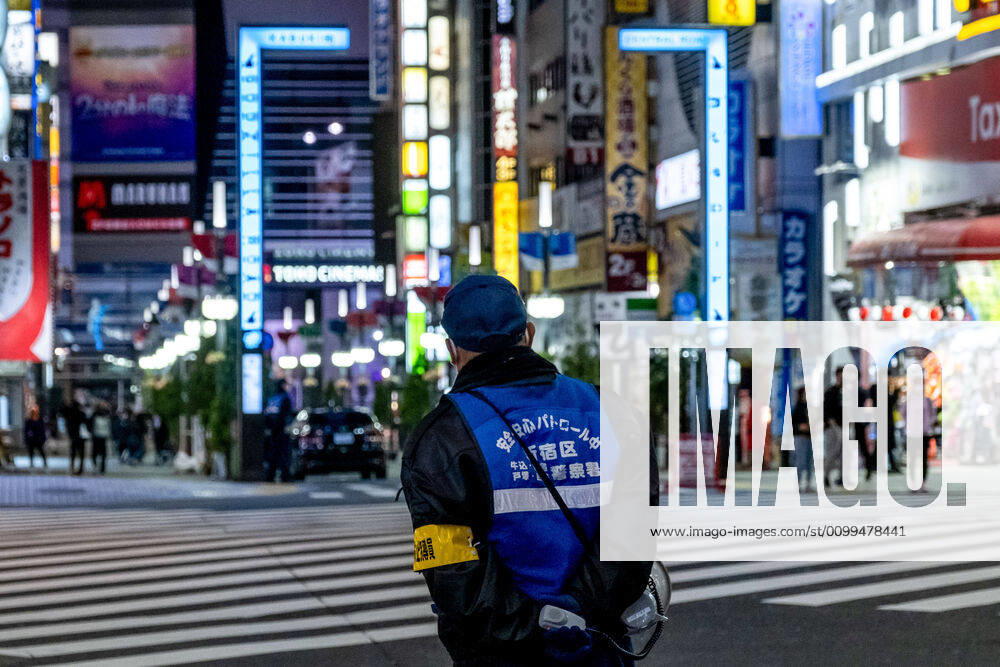A police form Shinjuku Station persuading people to leave the street during the covid-19 crisis..The Japan government declared a state of emergency to cover the whole country and will continue until May 6. Tokyo governor, Yuriko Koike has asked restaurants and bars to be closed at 8pm as a preventive measure against COVID-2019. Tokyo Japan - ZUMAs197 20200419_zaa_s197_078