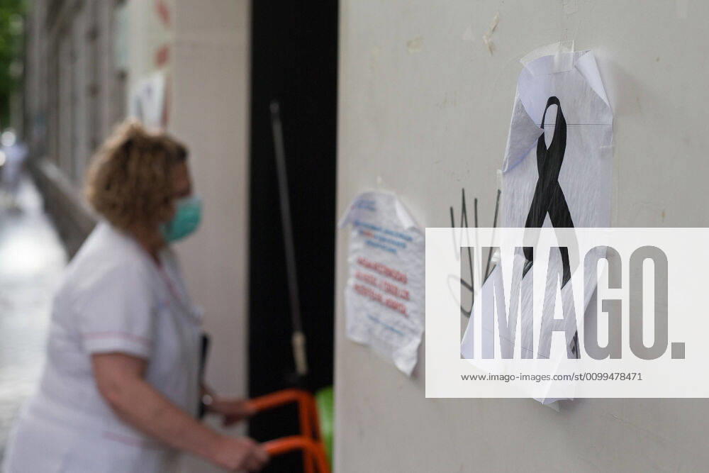 A black ribbon of mourning for those killed by coronavirus during the tribute to the health workers at the Hospital de la Princesa during the Covid-19 pandemic on April 19, 2020 in Madrid, Spain Madrid SPAIN - ZUMAa181 20200419_zaa_a181_068