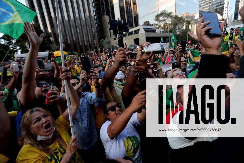 Thousands of people take part in a demonstration against social isolation and in favor of military intervention, on Paulista Avenue, in Sao Paulo, Brazil, 19 April 2020. The President of Brazil, Jair Bolsonaro, once again ignored the health recommendations for social distancing amid the coronavirus pandemic and took part this Sunday in one of the several demonstrations that were held in his favor in different cities of the country. Bolsonaro spoke in Brasilia before hundreds of sympathizers who gathered outside the Army Headquarters to request a military intervention. Bolsonaro ignores recommendations and takes part in a day of demonstrations !ACHTUNG: NUR REDAKTIONELLE NUTZUNG!
