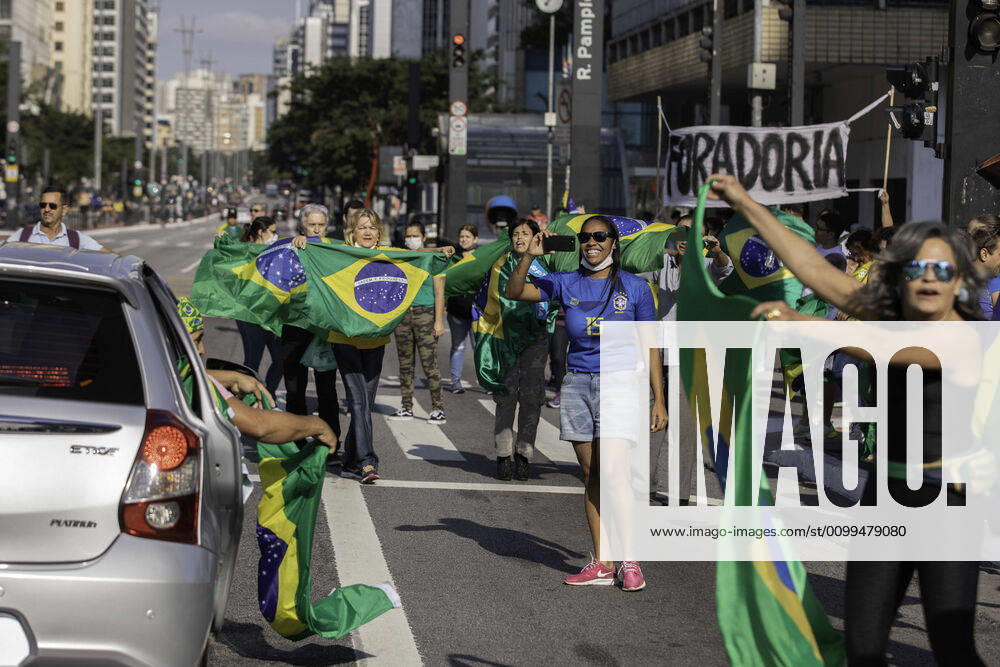 SÃO PAULO, SP - 19.04.2020: CARREATA PRÓ BOLSONARO SP - Protesters take action on Avenida Paulista, in central São Paulo, against Governor João Doria and Federal Deputy Rodrigo Maia this Sunday afternoon (19). The act continued in a motorcade through the city streets after closing both sides of the avenue. x1905701x BrunoxRocha