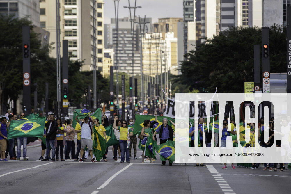 SÃO PAULO, SP - 19.04.2020: CARREATA PRÓ BOLSONARO SP - Protesters take action on Avenida Paulista, in central São Paulo, against Governor João Doria and Federal Deputy Rodrigo Maia this Sunday afternoon (19). The act continued in a motorcade through the city streets after closing both sides of the avenue. x1905704x BrunoxRocha