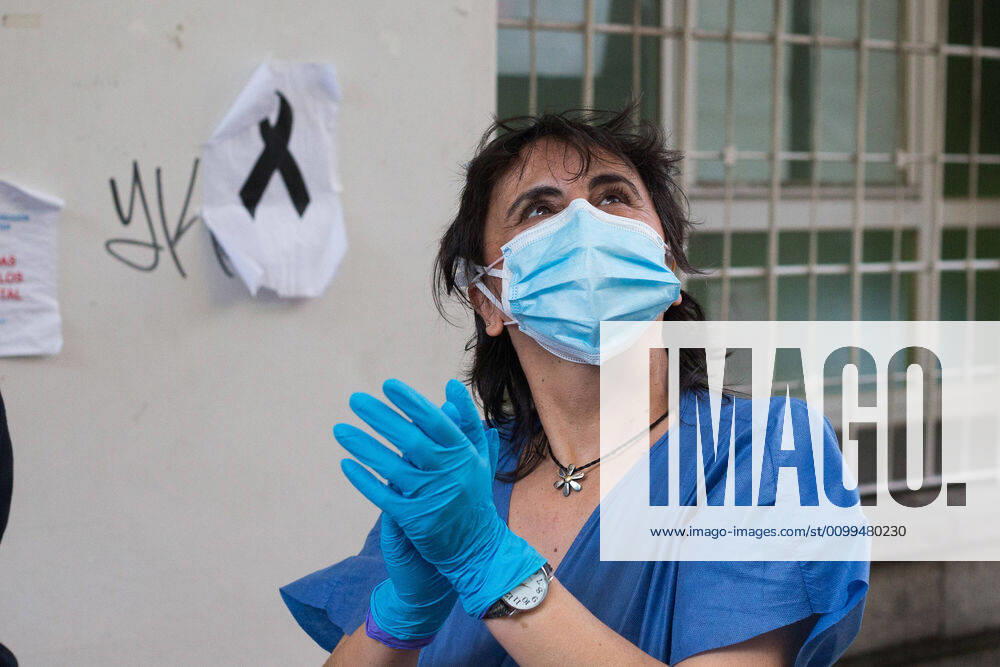 A health worker appreciate the support during the tribute to the health workers at the Hospital de la Princesa during the Covid-19 pandemic on April 19, 2020 in Madrid, Spain Madrid SPAIN - ZUMAa181 20200419_zaa_a181_090