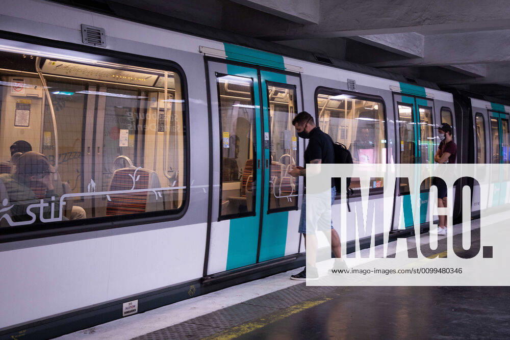 Passengers at the Paris subway wearing face masks as a preventive measure from coronavirus during the quarantine..France has recorded 112606 confirmed cases, 36578 recovered and 19718 deaths by the corona virus. Paris France - ZUMAs197 20200419_zaa_s197_093