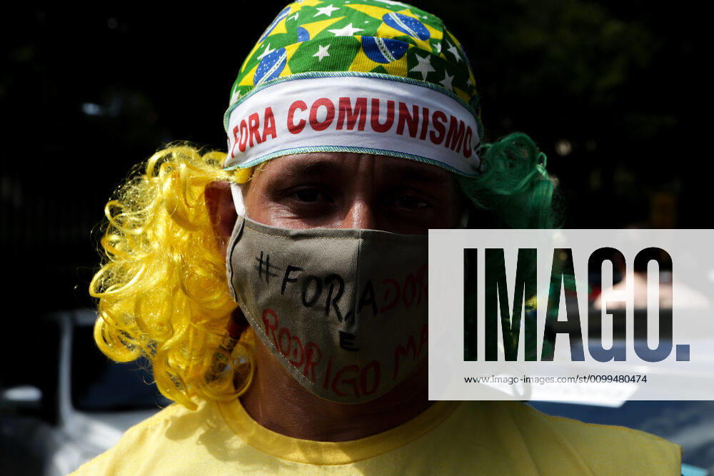 Supporters of President Jair Bolsonaro close Avenida Paulista, in Sao Paulo, during a motorcade for the reopening of trade and against the National Congress and the government of Sao Paulo, which extended the quarantine in the state to delay the spread of the new coronavirus. - ZUMAo70_ 20200419_zap_o70_001