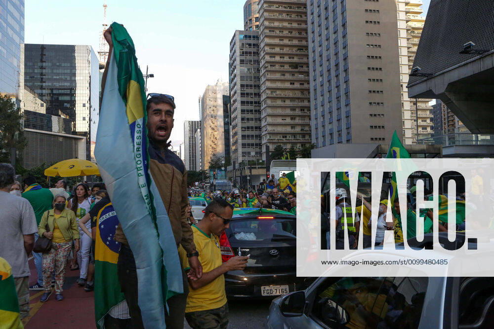 Supporters of President Jair Bolsonaro close Avenida Paulista, in Sao Paulo, during a motorcade for the reopening of trade and against the National Congress and the government of Sao Paulo, which extended the quarantine in the state to delay the spread of the new coronavirus. - ZUMAo70_ 20200419_zap_o70_013