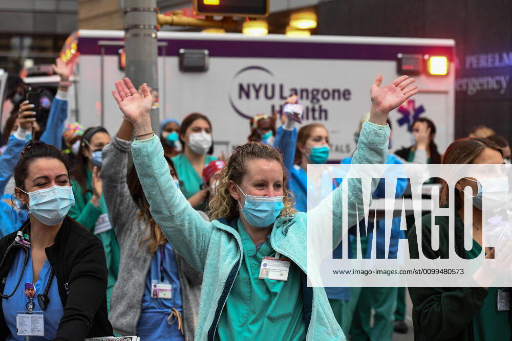 Health care workers in Langone Hospital, thank to people cheering them in New York City Sunday at 7 p.m., a nightly ritual that has spread across the city battling against the coronavirus pandemic. New York United States - ZUMAl113 20200419_zap_l113_003