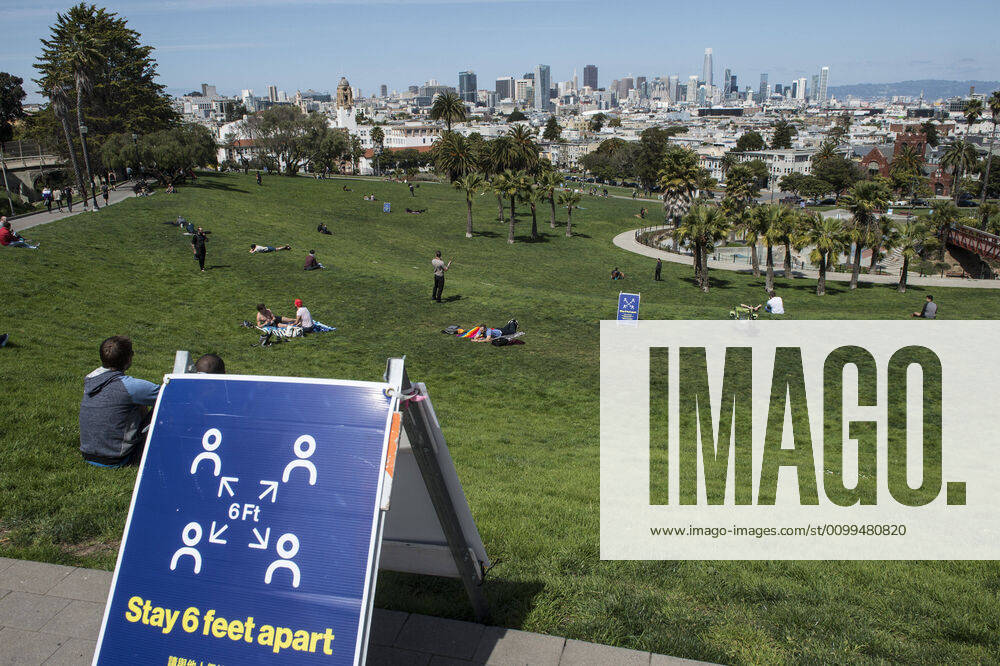 Delores Park, usually packed with sunbathers on a beassutiful day, has only a few people, in San Francisco on Sunday, April 19, 2020. San Francisco Mayor London Breed says that efective now, face masks must be worn outside the home to protect against coronavirus. SXP2020041910 TERRYxSCHMITT