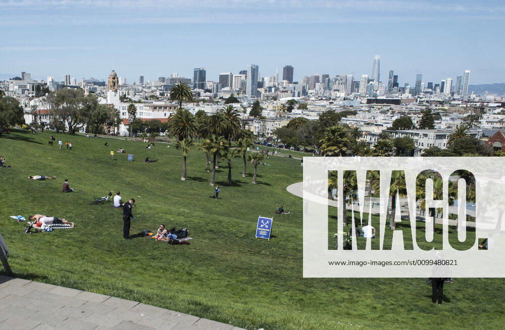 A police officer speaks with a couple on the grass at Delores Park in San Francisco on Sunday, April 19, 2020. San Francisco Mayor London Breed says that efective now, face masks must be worn outside the home to protect against coronavirus. SXP2020041911 TERRYxSCHMITT