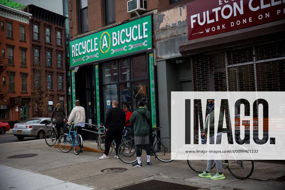(200420) -- NEW YORK, April 20, 2020 (Xinhua) -- People with bikes wait outside a bike shop in the Brooklyn borough of New York, the United States, April 19, 2020. The total number of COVID-19 cases in the United States topped 750,000 Sunday evening, reaching 759,086 as of 8:00 p.m. (0000 GMT on Monday), according to the Center for Systems Science and Engineering (CSSE) at Johns Hopkins University. A total of 40,661 people have died of the disease in the country, according to the CSSE. (Photo by Michael Nagle Xinhua) U.S.-NEW YORK-COVID-19