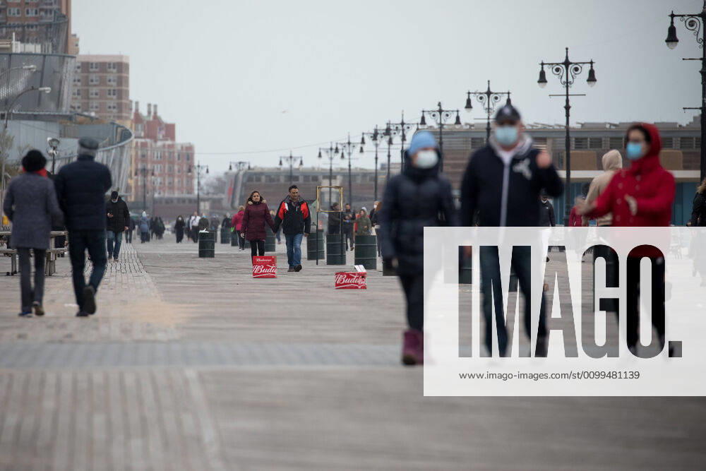 (200420) -- NEW YORK, April 20, 2020 (Xinhua) -- People walk on the Coney Island boardwalk in the Brooklyn borough of New York, the United States, April 19, 2020. The total number of COVID-19 cases in the United States topped 750,000 Sunday evening, reaching 759,086 as of 8:00 p.m. (0000 GMT on Monday), according to the Center for Systems Science and Engineering (CSSE) at Johns Hopkins University. A total of 40,661 people have died of the disease in the country, according to the CSSE. (Photo by Michael Nagle Xinhua) U.S.-NEW YORK-COVID-19