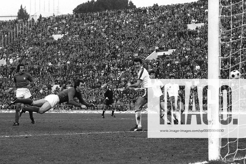 Roberto Bettega (li., Italien) köpft mit einem sehenswerten Flugkopfball das 2:0 gegen die Engländer Fußball Länderspiel Herren Weltmeisterschaftsqualifikation 1976, Qualifikation, Länderspiel, Nationalmannschaft, Nationalteam, Gruppe Rom Dynamik,