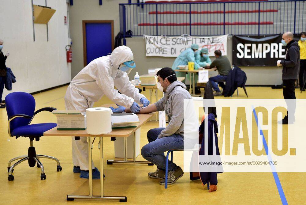 Cisliano (Milan), Cononavirus, Serological test in the Cisliano gym (Duilio Piaggesi Fotogramma, Cisliano (Milan) - 2020-04-20) p.s. la foto e utilizzabile nel rispetto del contesto in cui e stata scattata, e senza intento diffamatorio del decoro delle persone rappresentate