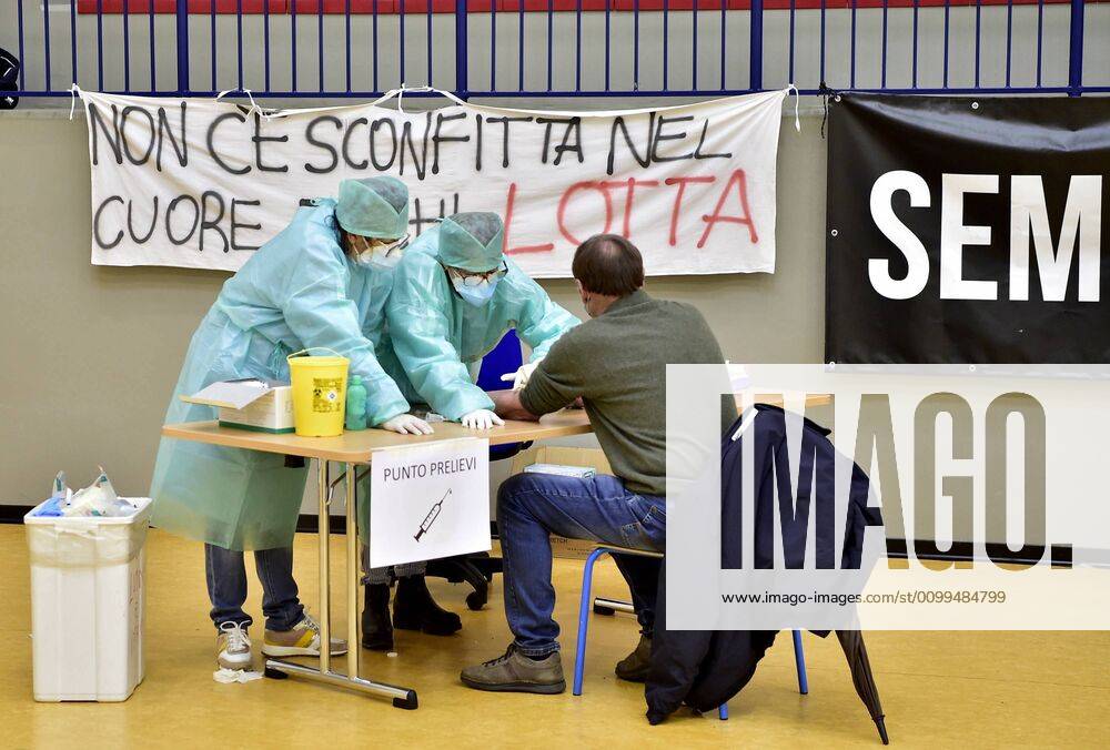 Cisliano (Milan), Cononavirus, Serological test in the Cisliano gym (Duilio Piaggesi Fotogramma, Cisliano (Milan) - 2020-04-20) p.s. la foto e utilizzabile nel rispetto del contesto in cui e stata scattata, e senza intento diffamatorio del decoro delle persone rappresentate
