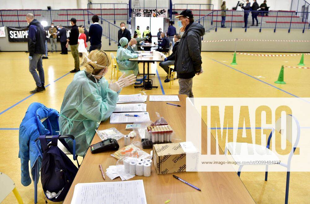 Cisliano (Milan), Cononavirus, Serological test in the Cisliano gym (Duilio Piaggesi Fotogramma, Cisliano (Milan) - 2020-04-20) p.s. la foto e utilizzabile nel rispetto del contesto in cui e stata scattata, e senza intento diffamatorio del decoro delle persone rappresentate