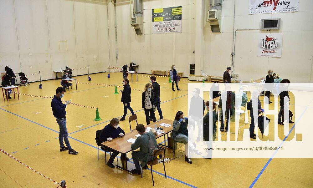 Cisliano (Milan), Cononavirus, Serological test in the Cisliano gym (Duilio Piaggesi Fotogramma, Cisliano (Milan) - 2020-04-20) p.s. la foto e utilizzabile nel rispetto del contesto in cui e stata scattata, e senza intento diffamatorio del decoro delle persone rappresentate