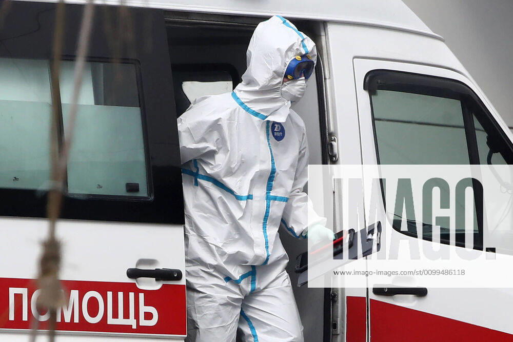 An emergency paramedic in a protective suit at the Novomoskovsky multipurpose medical center for patients with suspected COVID-19 coronavirus infection. Valery Sharifulin TASS TS0D66D4