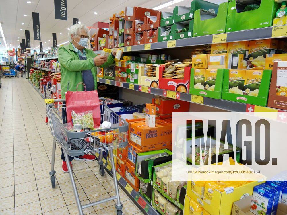 Switzerland Soon Masks compulsory In the picture Shopping at the Aldi with protective masks Respiratory protection mask Cocit 19 Corona Coronavirus Retail trade Pensioners Food and beverages Mouth masks Protective masks Seniors