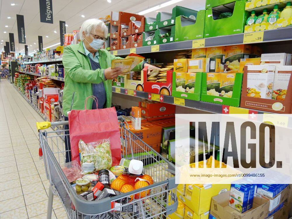 Switzerland Soon Masks compulsory In the picture Shopping at the Aldi with protective masks Respiratory protection mask Cocit 19 Corona Coronavirus Retail trade Pensioners Food and beverages Mouth masks Protective masks Seniors