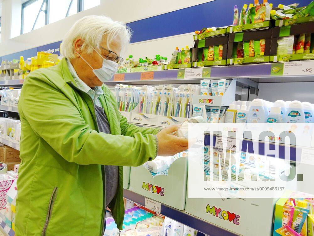 Switzerland Soon Masks compulsory In the picture Shopping at the Aldi with protective masks Respiratory protection mask Cocit 19 Corona Coronavirus Retail trade Pensioners Food and beverages Mouth masks Protective masks Seniors