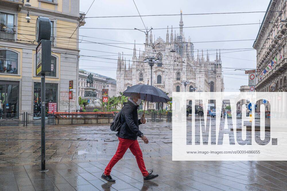 Milan, Coronavirus Covid emergency 19 - People walking during a rainy day. In the photo: Via Orefici corner Via Torino. (Francesco Bozzo Fotogramma, Milan - 2020-04-20) p.s. la foto e utilizzabile nel rispetto del contesto in cui e stata scattata, e senza intento diffamatorio del decoro delle persone rappresentate