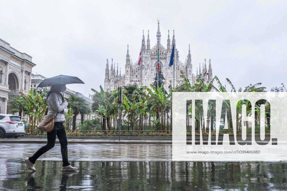 Milan, Coronavirus Covid emergency 19 - People walking during a rainy day. In the photo: Piazza del Duomo. (Francesco Bozzo Fotogramma, Milan - 2020-04-20) p.s. la foto e utilizzabile nel rispetto del contesto in cui e stata scattata, e senza intento diffamatorio del decoro delle persone rappresentate