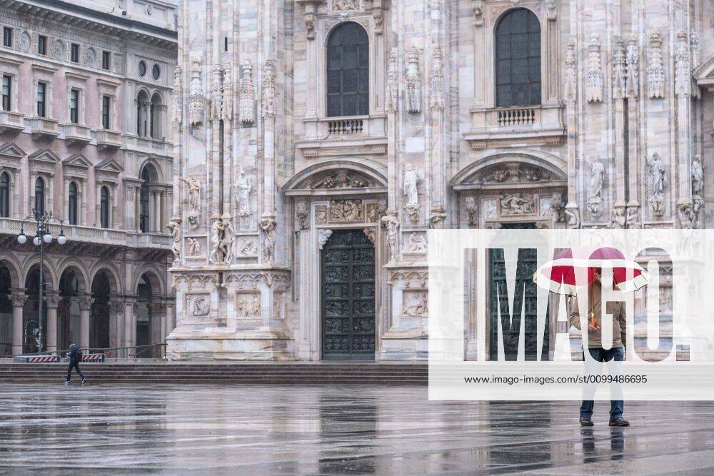Milan, Coronavirus Covid emergency 19 - People walking during a rainy day. In the photo: Piazza del Duomo. (Francesco Bozzo Fotogramma, Milan - 2020-04-20) p.s. la foto e utilizzabile nel rispetto del contesto in cui e stata scattata, e senza intento diffamatorio del decoro delle persone rappresentate