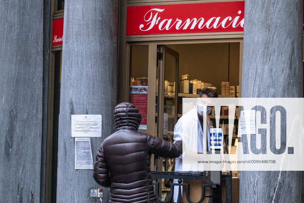 Milan, Coronavirus Covid emergency 19 - People walking during a rainy day. In the photo: person buying medicines at the pharmacy in Via Alessandro Manzoni. (Francesco Bozzo Fotogramma, Milan - 2020-04-20) p.s. la foto e utilizzabile nel rispetto del contesto in cui e stata scattata, e senza intento diffamatorio del decoro delle persone rappresentate