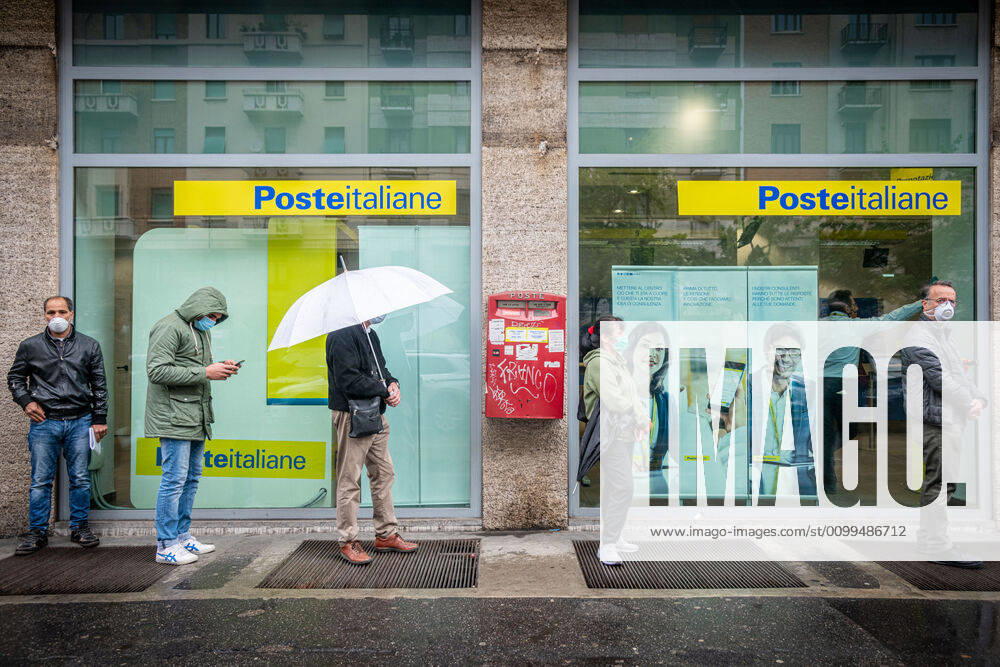 Milan - Long queue in the rain at the post office in viale Andrea Doria at the time of the coronavirus (Marco Passaro Fotogramma, Milan - 2020-04-20) p.s. la foto e utilizzabile nel rispetto del contesto in cui e stata scattata, e senza intento diffamatorio del decoro delle persone rappresentate