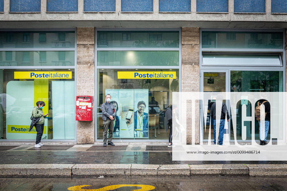 Milan - Long queue in the rain at the post office in viale Andrea Doria at the time of the coronavirus (Marco Passaro Fotogramma, Milan - 2020-04-20) p.s. la foto e utilizzabile nel rispetto del contesto in cui e stata scattata, e senza intento diffamatorio del decoro delle persone rappresentate