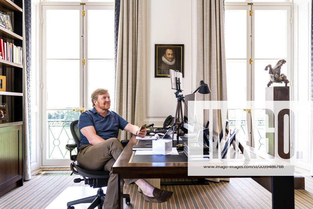 Bilder des Jahres 2020, Entertainment 04 April Entertainment Themen der Woche KW17 20-04-2020 HtB Queen Maxima and King Willem-Alexander during a videoconference in the context of the coronavirus outbreak COVID19 at palace Huis ten Bosch in The Hague.