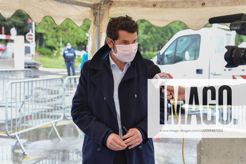 Coronavirus en France: le Maire de Cannes veille a la distribution de masques. Coronavirus : distribution par drive des masques en presence de David Lisnard, maire de Cannes au stade Coubertin a Cannes La Bocca. Opening of a drive to offer two masks for each Cannois in presence of David Lisnard, mayor of Cannes, France. 254390 2020-04-20