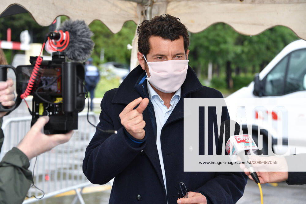 Coronavirus en France: le Maire de Cannes veille a la distribution de masques. Coronavirus : distribution par drive des masques en presence de David Lisnard, maire de Cannes au stade Coubertin a Cannes La Bocca. Opening of a drive to offer two masks for each Cannois in presence of David Lisnard, mayor of Cannes, France. 254390 2020-04-20