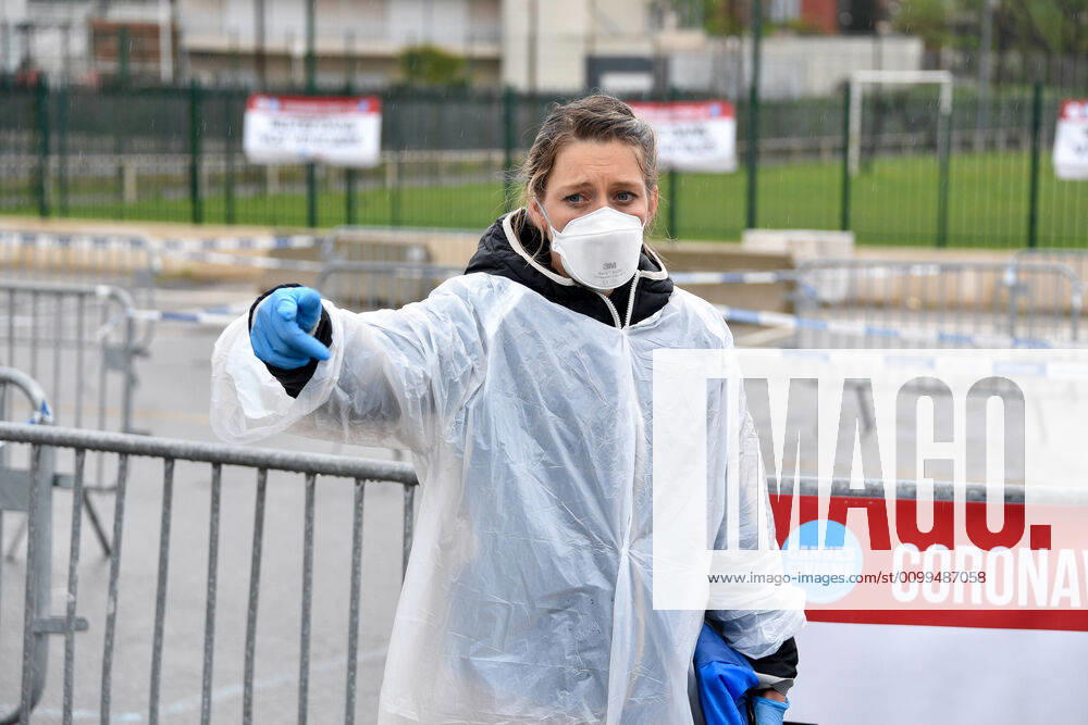 Coronavirus en France: le Maire de Cannes veille a la distribution de masques. Coronavirus : distribution par drive des masques en presence de David Lisnard, maire de Cannes au stade Coubertin a Cannes La Bocca. Opening of a drive to offer two masks for each Cannois in presence of David Lisnard, mayor of Cannes, France. 254390 2020-04-20