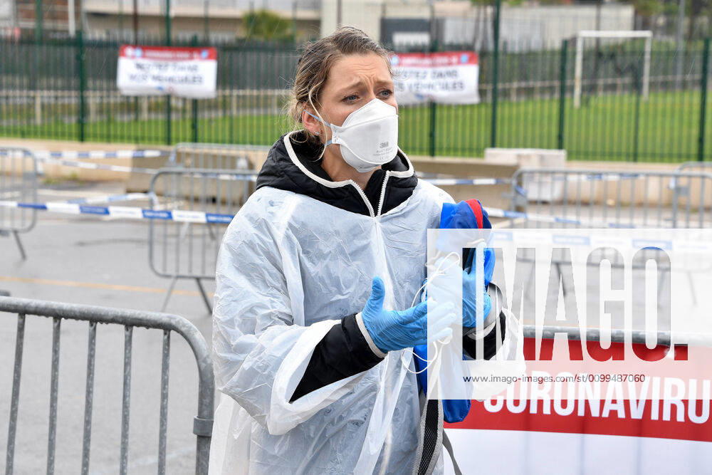 Coronavirus en France: le Maire de Cannes veille a la distribution de masques. Coronavirus : distribution par drive des masques en presence de David Lisnard, maire de Cannes au stade Coubertin a Cannes La Bocca. Opening of a drive to offer two masks for each Cannois in presence of David Lisnard, mayor of Cannes, France. 254390 2020-04-20