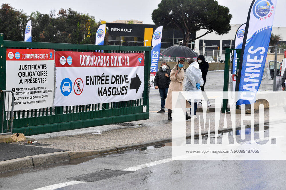 Coronavirus en France: le Maire de Cannes veille a la distribution de masques. Coronavirus : distribution par drive des masques en presence de David Lisnard, maire de Cannes au stade Coubertin a Cannes La Bocca. Opening of a drive to offer two masks for each Cannois in presence of David Lisnard, mayor of Cannes, France. 254390 2020-04-20