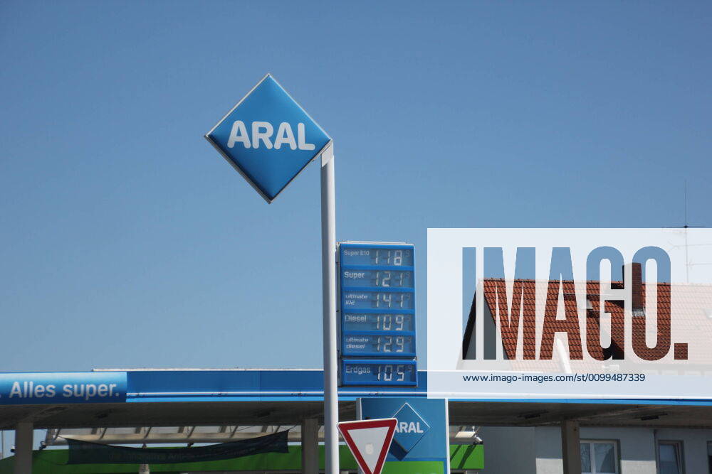Fuel prices in Germany Cheap for the tenth week in a row Due to the worldwide corona crisis and the collapsing crude oil quotations, fuel prices at petrol stations are falling significantly Diesel, Super, E10, petrol, Ultimate, fuel, car, corona pandemic, crude oil, Adver