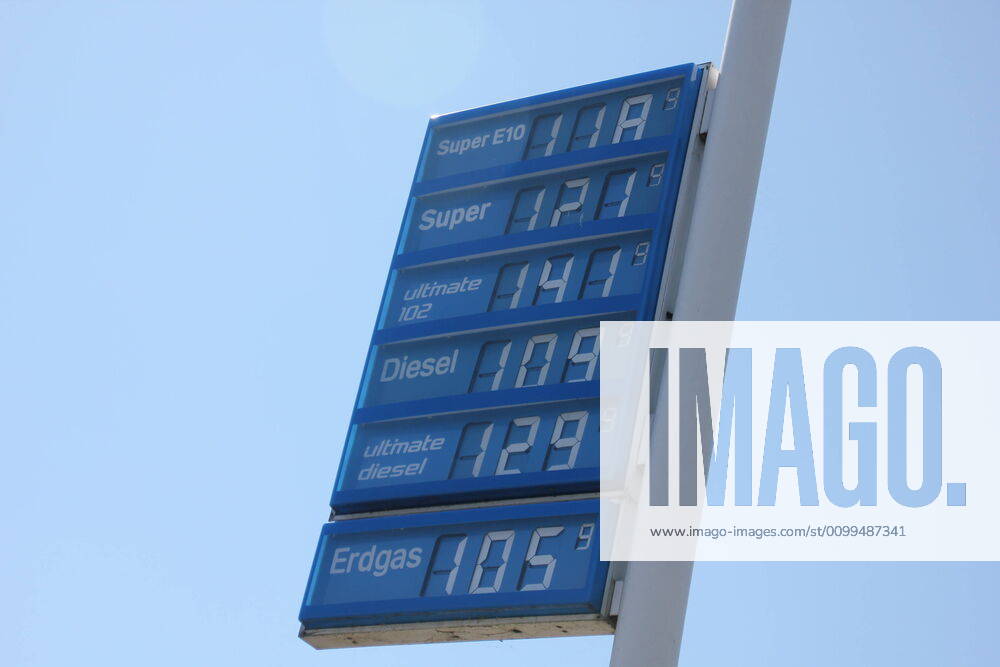 Fuel prices in Germany Cheap for the tenth week in a row Due to the worldwide corona crisis and the collapsing crude oil quotations, fuel prices at petrol stations are falling significantly Diesel, Super, E10, petrol, Ultimate, fuel, car, corona pandemic, crude oil, Adver