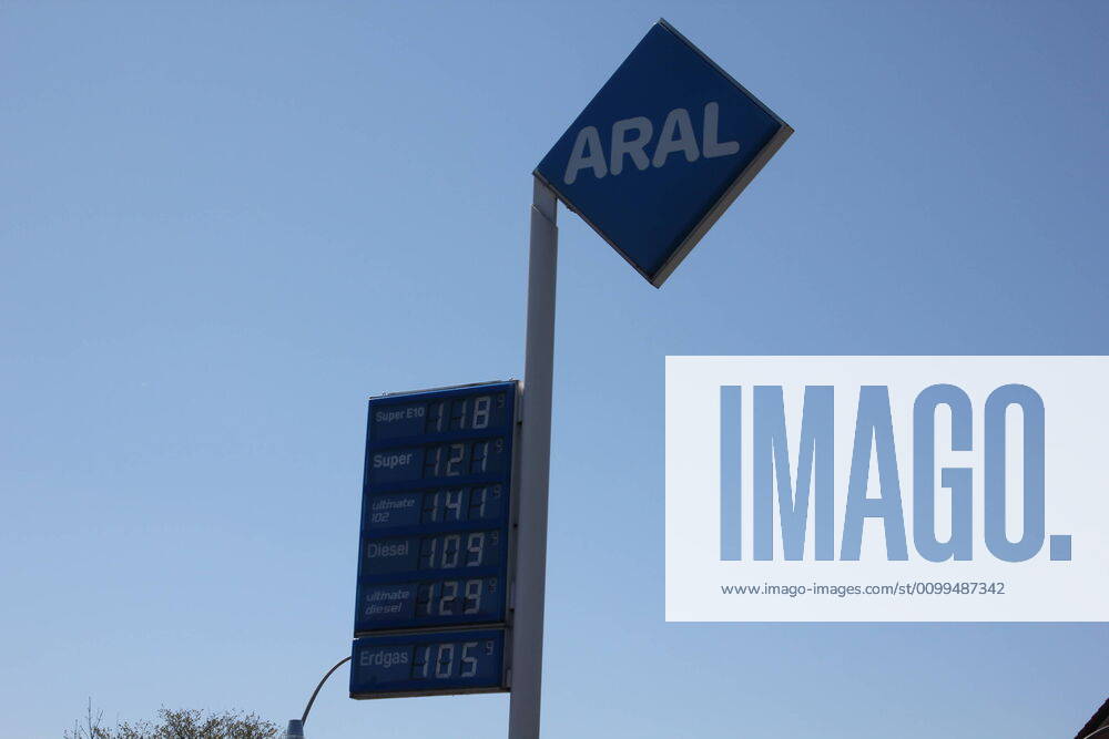 Fuel prices in Germany Cheap for the tenth week in a row Due to the worldwide corona crisis and the collapsing crude oil quotations, fuel prices at petrol stations are falling significantly Diesel, Super, E10, petrol, Ultimate, fuel, car, corona pandemic, crude oil, Adver