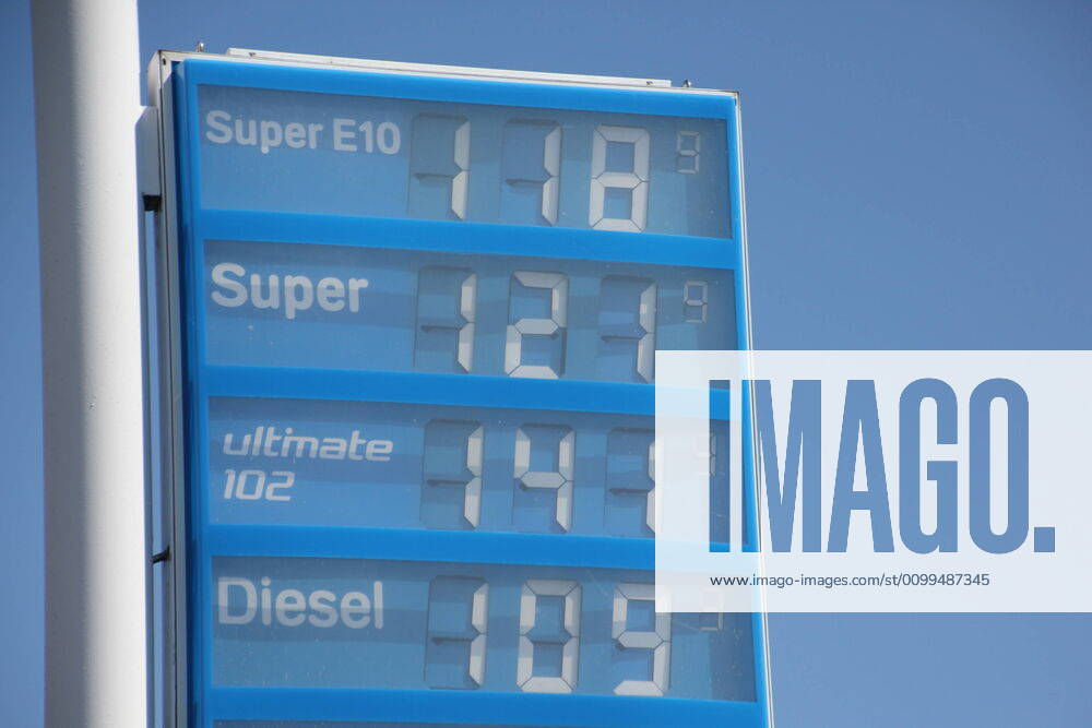 Fuel prices in Germany Cheap for the tenth week in a row Due to the worldwide corona crisis and the collapsing crude oil quotations, fuel prices at petrol stations are falling significantly Diesel, Super, E10, petrol, Ultimate, fuel, car, corona pandemic, crude oil, Adver