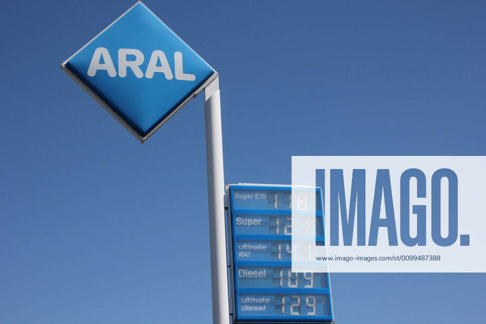 Fuel prices in Germany Cheap for the tenth week in a row Due to the worldwide corona crisis and the collapsing crude oil quotations, fuel prices at petrol stations are falling significantly Diesel, Super, E10, petrol, Ultimate, fuel, car, corona pandemic, crude oil, Adver