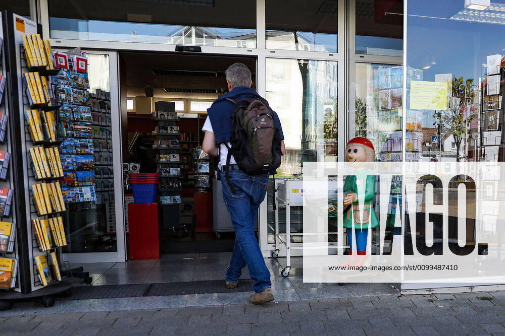 Coronavirus , Opening of the first shops by a customer entering a bookshop, symbolic picture, Langen Hessen Germany DE